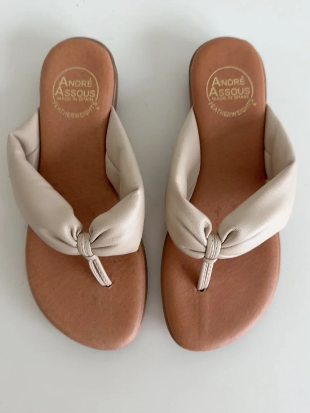 Andre Assous Featherweights Cream Leather Knot Thong Sandals Size 6
